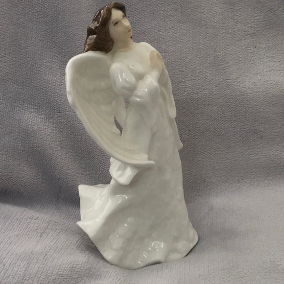 Royal Doulton Christmas Angel, 6”, HN 3733 - Picture 3 of 7